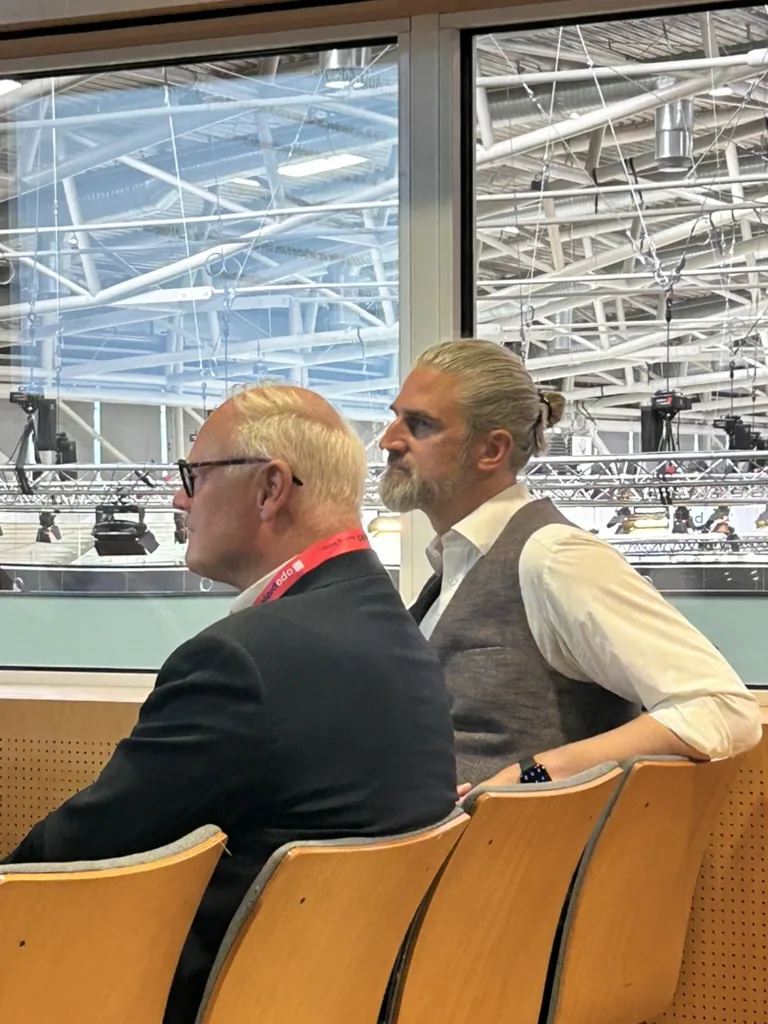 Zuhörer in der Messehalle